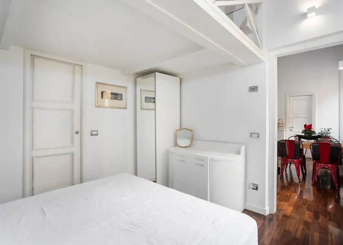 Your Nest With Wooden Ceilings In Monti רומא